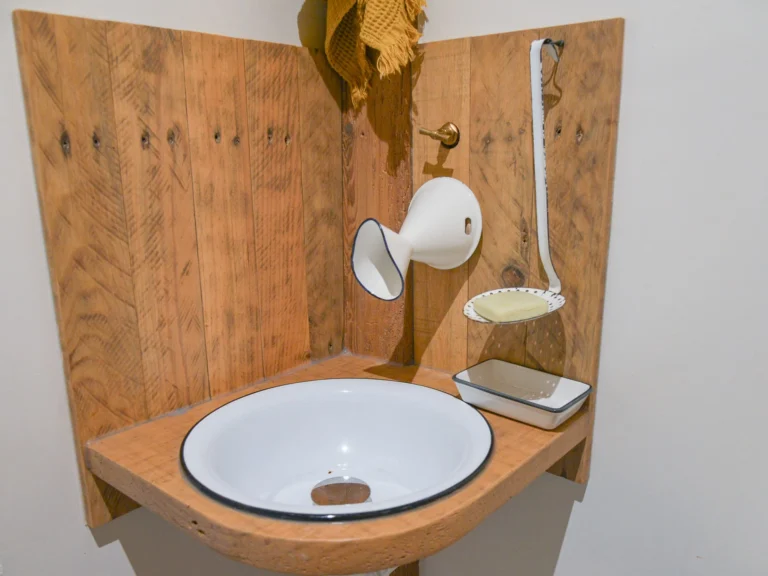 Photo du lave main des toilettes réalisé avec des matériaux de récupération