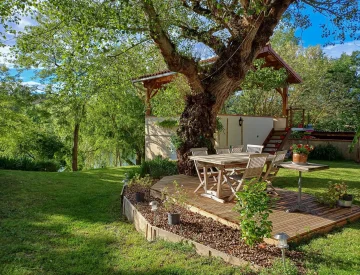 Photo de la terrasse du COULOUMIER Côté Lac sous le peuplier tremble