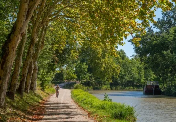 Photo du canal du midi avec une cycliste