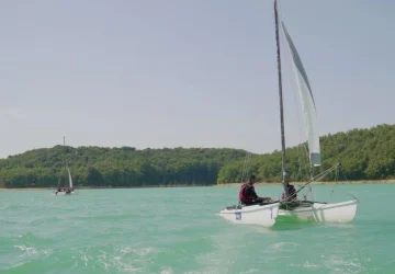 Photo d'un catamaran sur le lac de la Ganguise