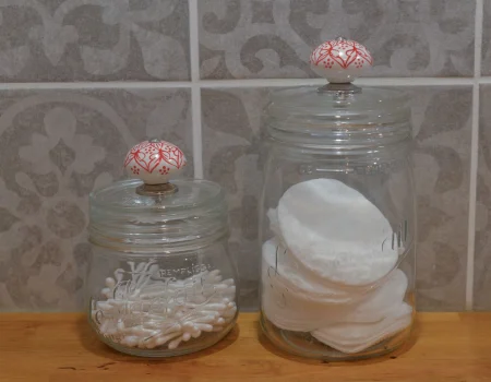 Photo des bocaux de la salle de bain avec le coton