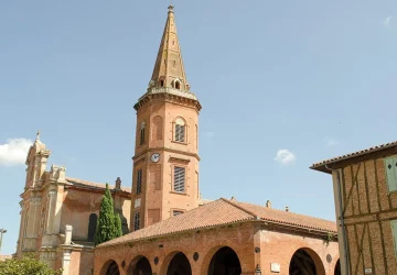 Photo du clocher et de la halle de Mazères